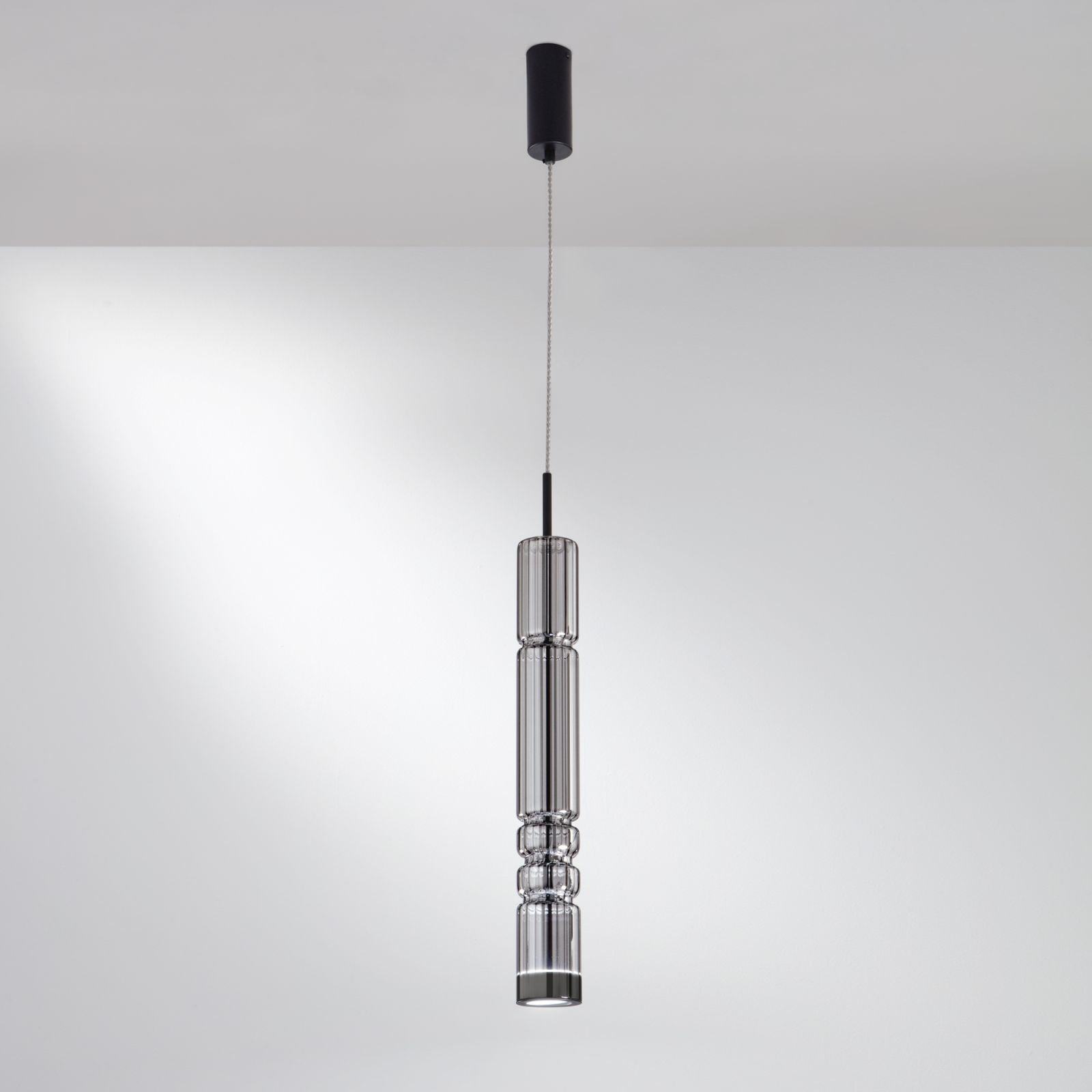 Sospensione LED in metallo e vetro soffiato ambra-fumè 8W 800LM luce calda 3000°k CROOKES Sospensione LED in metallo e vetro soffiato ambra-fumè 8W 800LM luce calda 3000°k CROOKES